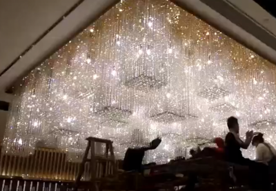 沙盘大型水晶吊灯工地安装实拍视频